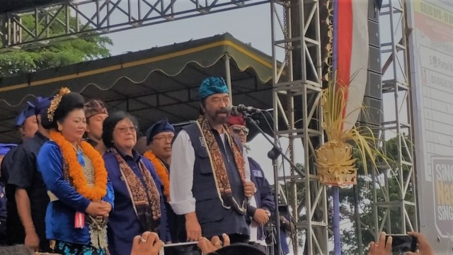 Surya Paloh didampingi Siti Nurbaya dan Bupati Sumatri (kanalbali/IST)