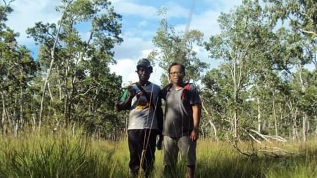 Ngurah Suryawan bersama warga asli Papua (kanalbali/IST)