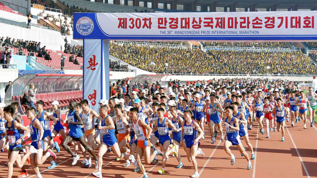 Peserta mengambil bagian dalam Maraton Internasional Mangyongdae ke-30 di Pyongyang. Foto: Kantor Berita Pusat Korea (KCNA) Korea Utara via REUTERS