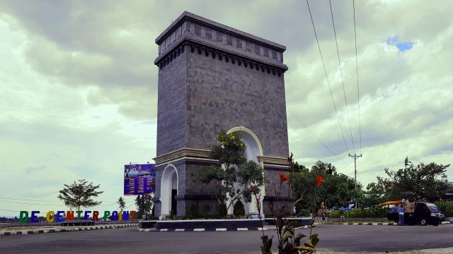 Monumen Center Poin dengan KonsepMiniatur  Arc De Triomphe, Menjadi Gerbang Masuk Kawasan Perkantoran Pemda Kabupaten Bone Bolango (senin, 08/4/. Foto : Burdu/banthayoid)