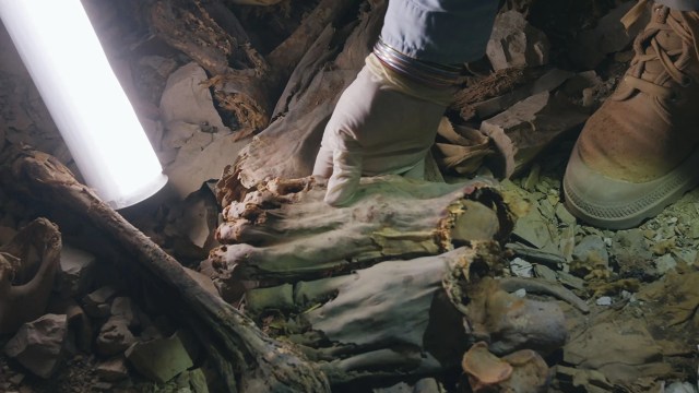 Sepasang kaki mumi ditemukan di antara mayat-mayat yang ditumpuk di Makam Prajurit di Deir el Bahari, Mesir. Foto: Patrick Acum