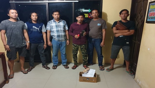 Pelaku Bandar Judi Togel Online Iqbal (28) berjaket merah diamankan tim Polres Pinrang. (Makassar Indeks)