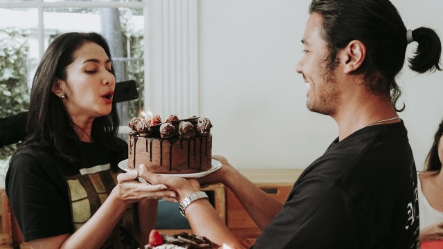 Maudy Koesnaedi meniup lilin kue ulang tahunnya di kantor kumparan, Jakarta, Senin (8/4/2019). Foto: Jamal Ramadhan/kumparan