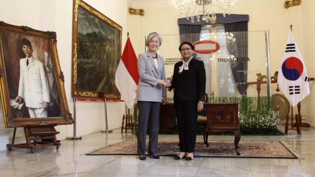 Menteri Luar Negeri Retno LP Marsudi (kanan) berjabat tangan dengan Menteri Luar Negeri Korea Selatan Kang Kyung-wha (kiri) saat pertemuan di Jakarta. Foto: Helmi Afandi Abdullah/kumparan