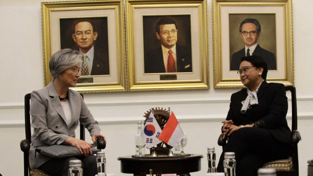 Menteri Luar Negeri Retno LP Marsudi (kanan) duduk bersama Menteri Luar Negeri Korea Selatan Kang Kyung-wha (kiri) saat pertemuan di Jakarta. Foto: Helmi Afandi Abdullah/kumparan
