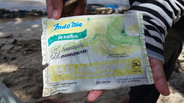 Sampah plastik bungkus Indomie berusia sekitar 19 tahun di Pantai Sendang Biru, Malang (Foto: Twitter @selfeeani)