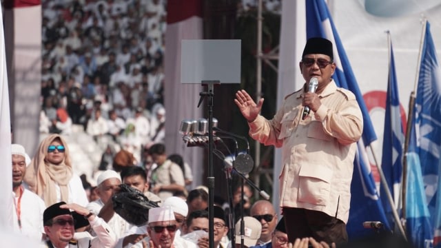 Capres no urut 02, Prabowo Subianto memberikan sambutan saat kampanye akbar di Stadion Gelora Bung Karno, Jakarta, (7/4). Foto: Iqbal Firdaus/kumparan