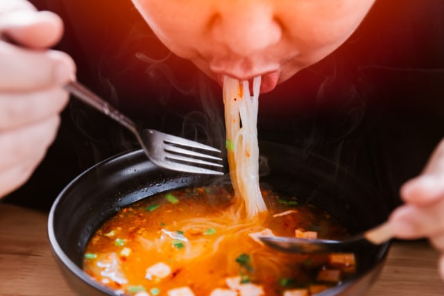Makan pedas Foto: Shutterstock