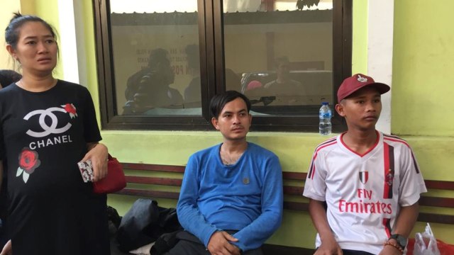 Santana (tengah), suami korban tewas di Jalan Margonda, di RS Polri Keramat Jati, Senin (8/4). Foto: Muhammad Darisman/kumparan