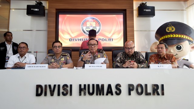 Kepala Biro Penerangan Masyarakat (Karo penmas) Divisi Humas Polri Brigjen Pol Dedi Prasetyo (tengah), Komisioner KPU Ilham Saputra (kedua kanan) dan Pramono Ubaid Tanthowi (kanan) memberikan keterangan pers terkait kasus hoaks KPU di Divisi Humas Mabes Polri, Jakarta, Senin (8/4). Foto: ANTARA FOTO/Galih Pradipta