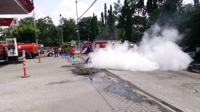 Sepeda motor milik Solikin (25), warga Desa Kaliombo Purwosari Bojonegoro yang terbakar di SPBU Padangan Bojonegoro. Senin (08/04/2019).