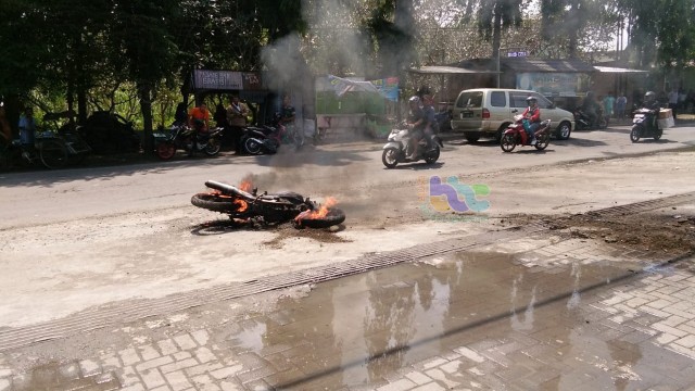 Foto-Foto Kebakaran Sepeda Motor di SPBU Padangan Bojonegoro