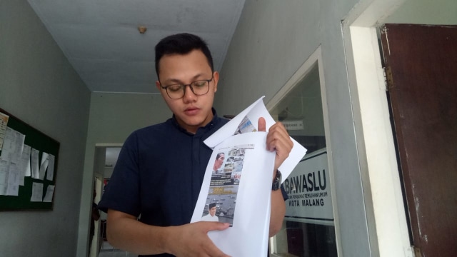 Hamdan Akbar Safara, Koordinator Divisi Penanganan Pelanggaran Bawaslu Kota Malang, menunjukan sejumlah bukti laporan yang dilakukan oleh salah mahasiswa UB, terkait pelanggaran yang dilakukan Menristekdikti.