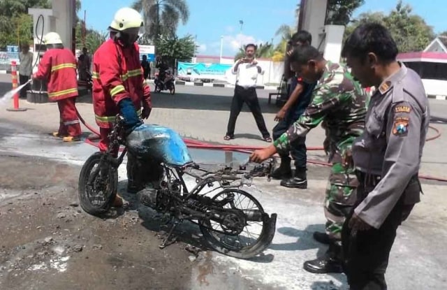 Petugas damkar padamkan api yang membakar motor di SPBU Padangan