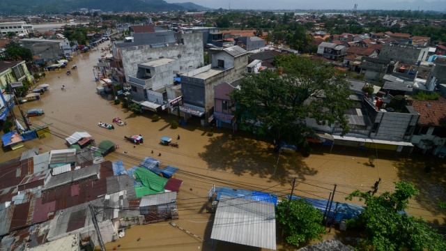 Foto aerial banjir yang menggenangi Jalan Moh Toha, Kabupaten Bandung, Jawa Barat, Senin (8/4). Foto: ANTARA FOTO/Raisan Al Farisi
