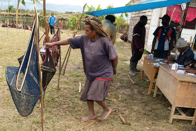 Sistem noken di Papua. Noken dalam hal ini menjadi pengganti kotak suara. (BumiPapua.com/Lazore) 