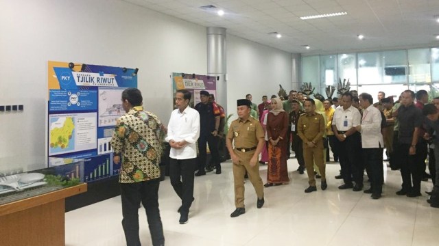 Jokowi Resmikan Terminal Baru Bandara Tjilik Riwut | Kumparan.com