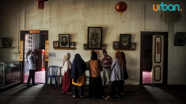 Sejumlah Pengunjung wisata rumah cagar budaya Kampung kapitan yang mendengarkan penjelasan Mulyadi yang merupakan generasi ke-14 Kapitan, Senin (8/4) Foto: abp/Urban Id