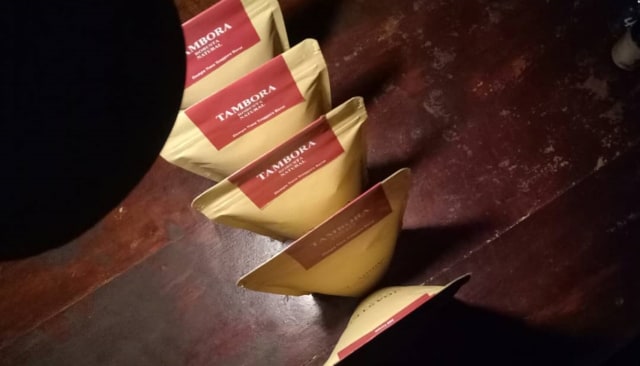 Kopi Tambora yang sudah dikemas dan siap dijual. Foto: Instagram @oi_ammo_coffee