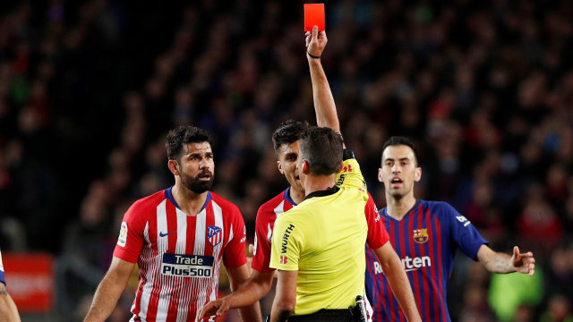 Diego Costa mendapat kartu merah saat berhadapan dengan Barcelona. Foto: Albert Gea/Reuters