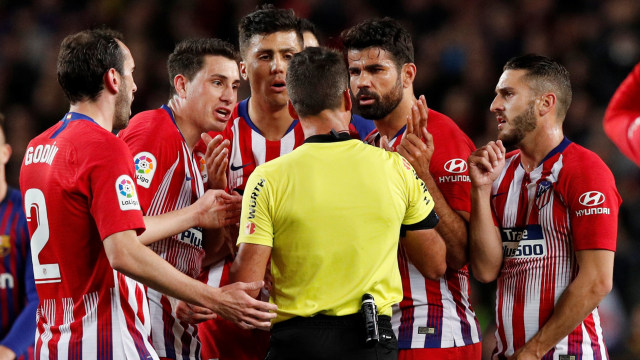 Para pemain Atletico Madrid melakukan protes kepada wasit atas kartu merah Diego Costa. Foto: Albert Gea/Reuters
