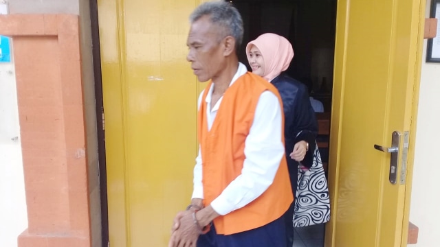 I Nyoman Darma saat meninggalkan ruang persidangan di Ruang sari Pengadilan Negeri (PN) Denpasar, Senin (8/4). Foto: Denita BR Matondang/kumparan