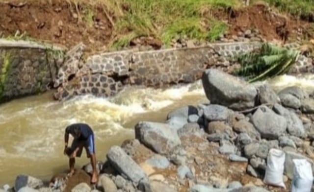 Sungai Cisarua Sukabumi Meluap