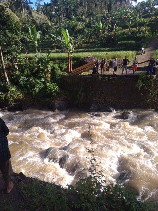 Sungai Cisarua Sukabumi Meluap