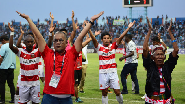 Pemain Madura United dan manager Haruna Soemitro (kiri) menyapa suporter usai menang atas Persela dalam laga 8 besar Piala Presiden 2019. Foto: ANTARA FOTO/Syaiful Arif