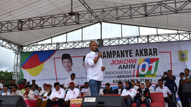 Mantan Juru Bicara GAM, Sofyan Dawood, berkampanye untuk Jokowi di Kabupaten Pidie, Senin (8/4). Foto: Adi Warsidi  