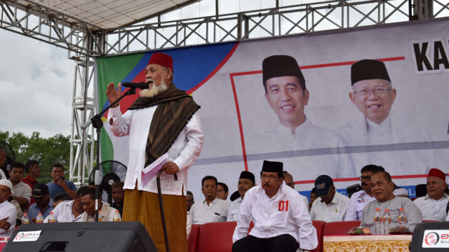 Ulama karismatik Aceh, Waled Nu berkampanye untuk Jokowi-Ma'ruf di Kabupaten Pidie, Aceh, Senin (8/4). Foto: Adi Warsidi/acehkini