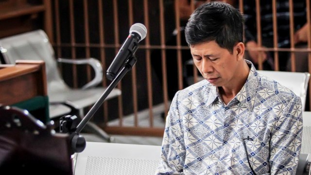 Terdakwa kasus dugaan suap pemberian fasilitas mewah Lapas Sukamiskin Wahid Husen menjalani sidang putusan di Pengadilan Tipikor Bandung, Jawa Barat, Senin (8/4). Foto: ANTARA FOTO/Leci Kurniawan