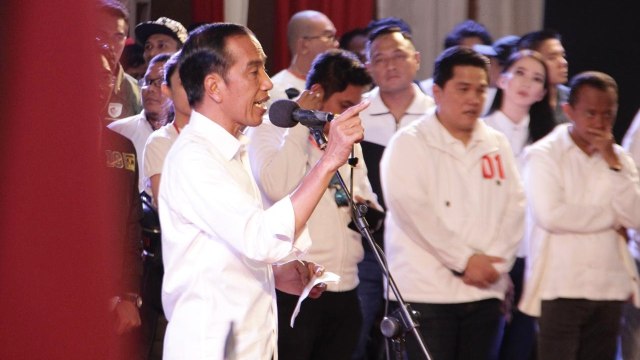 Capres no urut 01, Joko Widodo (kiri) memberikan sambutan saat kampanye di Gor Kalawa, Palangkaraya, Senin, (8/4). Foto: Dok. TKN Jokowi-Amin