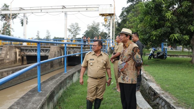 Bupati Indramayu Supendi  dan Ketua DPRD Indramayu ,Taufik Hidayat mendatangi  Bendung Rentang, Majalengka, Senin (8/4). Bupati Supendi meminta kepada pengelola Bendung Rentang, agar air yang disalurkan ke sungai Cimanuk untuk dikurangi. (Dok.Istimewa)