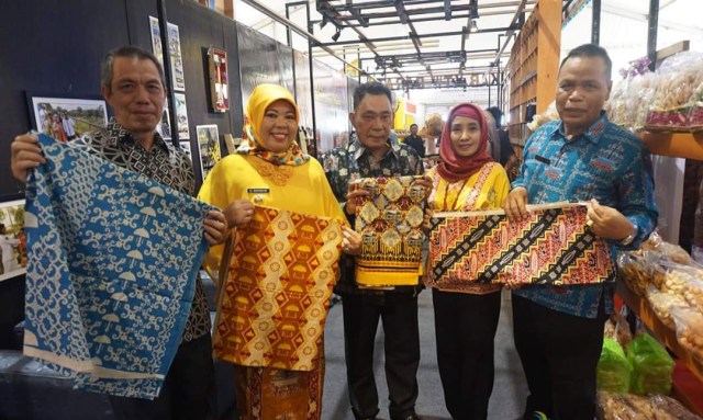 Bupati Kobar Hj Nurhidayah (jilbab kuning) bersama Kepala SOPD Kobar memperlihatkan desain batik khas Kobar (Foto: Prokom Kobar)