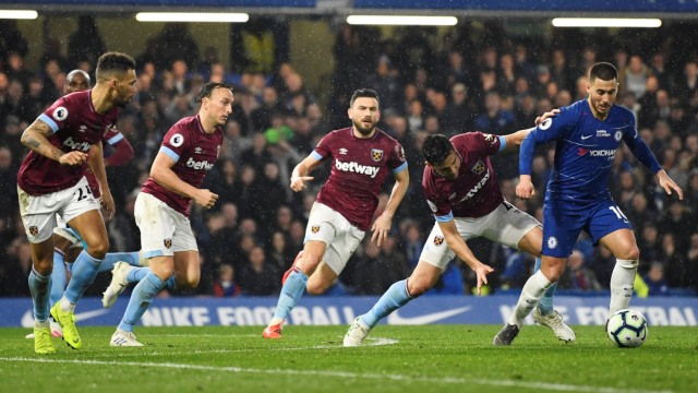 Hazard dikepung empat pemain West Ham. Foto: Reuters/Tony O'Brien