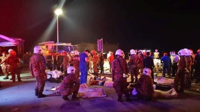 Petugas mengevakuasi korban kecelakaan bus Malaysia Airlines yang mengalami kecelakaan di Selangor, Malaysia. Foto: Facebook/ Info Roadblock JPJ/POLIS