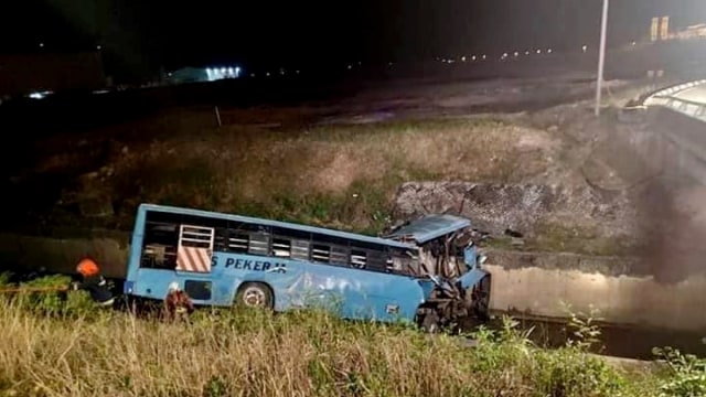 Bus Malaysia Airlines yang mengalami kecelakaan di Selangor, Malaysia. Foto: Facebook/ Info Roadblock JPJ/POLIS