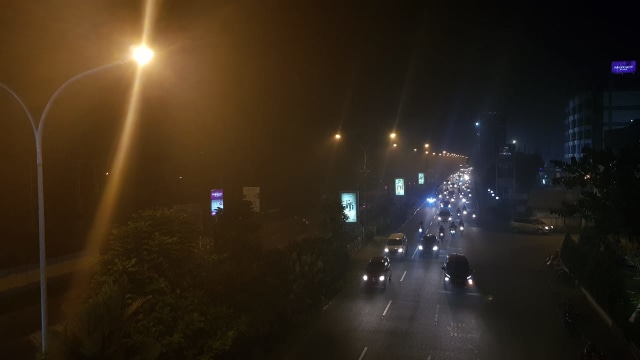 Kabut asap menyelimuti kawasan Jalan A Yani Pontianak, Senin (8/4) malam. Foto: Dok Hi!Pontianak
