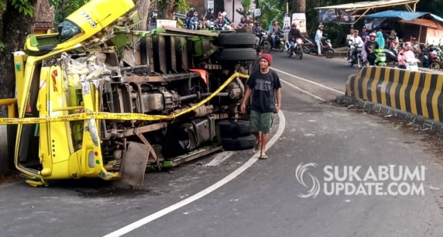Truk bernopol F 8022 WS terguling di Jalan Palabuhan II KM 16, tepatnya di Jembatan 2 Sampora, Kampung Bojong, Desa Bojong, Kecamatan Cikembar, Kabupaten Sukabumi, Selasa (9/4/2019). | Sumber Foto:Ruslan AG