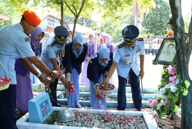 Danlanud Sultan Iskandar Muda bersama rombongan menabur bunga di Makam Sersan Mayor Penerbang Udara Maimun Saleh di Aneuk Galong, Aceh Besar, Senin (8/4). Foto: Dok. Lanud SIM
