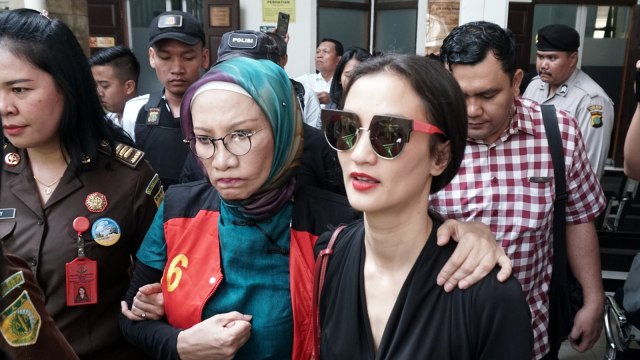 Tersangka kasus penyebaran hoaks, Ratna Sarumpaet (tengah) didampingi Atiqah Hasiholan (kanan) saat menjalani sidang pemeriksaan saksi di Pengadilan Negeri Jakarta Selatan, Selasa (9/4). Foto: Nugroho Sejati/kumparan