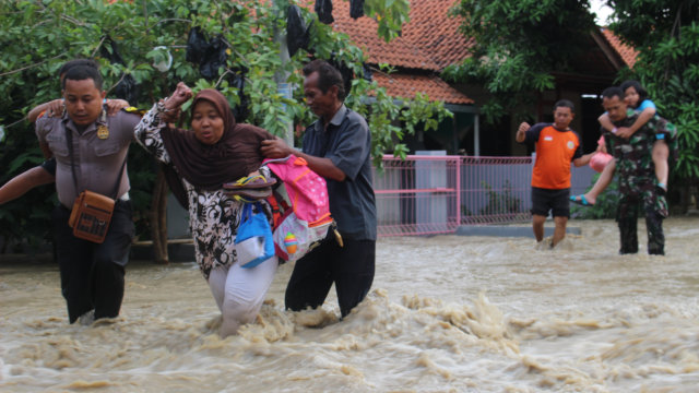 Pemerintah daerah Kabupaten Indramayu menetapkan status darurat banjir. Banjir di Desa Plumbon Kecamatan Indramayu, Kabupaten Indramayu, Jawa Barat, merupakan wilayah yang cukup parah terkena luapan sungai cimanuk. (Nafis)