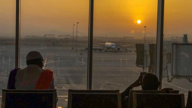 Pemandangan matahari terbit di Bandara King Abdul Aziz. Foto: Suparta/acehkini