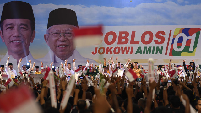 Calon Presiden petahana nomor urut 01 Joko Widodo (tengah) berpidato dalam kampanye terbuka di Gedung Kalawa Foto: ANTARA FOTO/Puspa Perwitasari