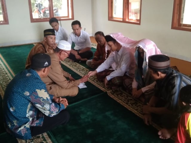 Jupri Irawan dan Fani Maharani saat melangsungkan pernikahan di Masjid At-Taubat Ditresnarkoba Polda Lampung | Foto : Obbie Fernando/Lampung Geh