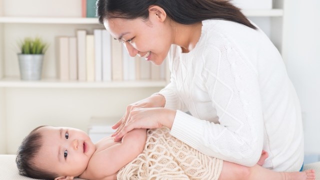 Ilustrasi ibu memberi stimulasi gerakan untuk otot bayi. Foto: Shutterstock