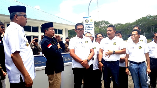 Menteri ESDM Ignasius Jonan (kedua dari kiri) meresmikan Gardu Induk dan Saluran Udara Tegangan Tinggi PT PLN di Takengon, Aceh. Foto: Ema Fitriyani/kumparan