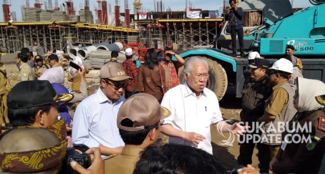 Menteri Perdagangan Enggartiasto Lukita, saat meninjau pembangunan Pasar Pelita Kota Sukabumi, Selasa (9/4/2019). | Sumber Foto:Muhammad Gumilang.
