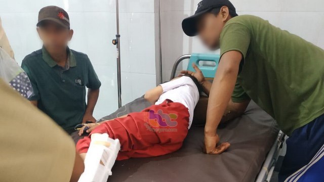 Korban tabrak lari, di jalan poros kecamatan jurusan Purwosari - Ngambon, turut wilayah Desa Pojok Kecamatan Purwosari, saat dalam perawatan di rumah sakit. Selasa (09/04/2019)
